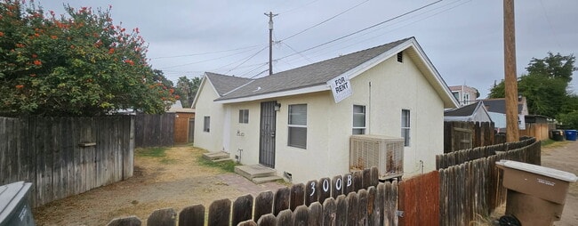 Building Photo - 300 Linda Vista Dr