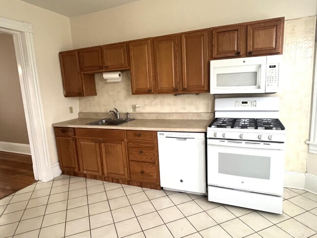 Building Photo - 20 Stephen St