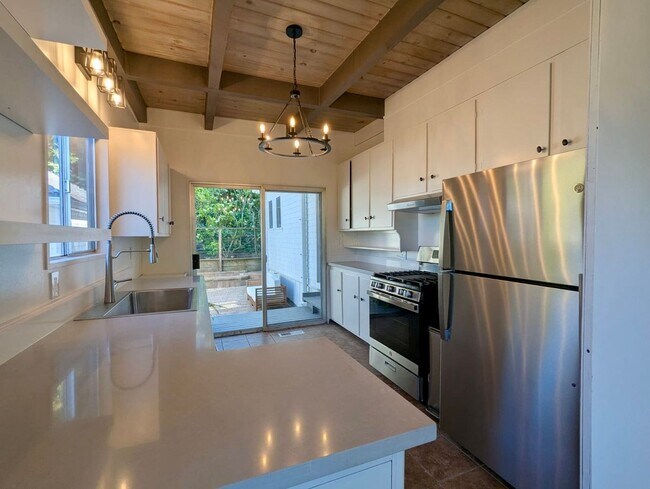 Foto del edificio - CHARMING THREE BEDROOM ONE AND HALF BATH H...