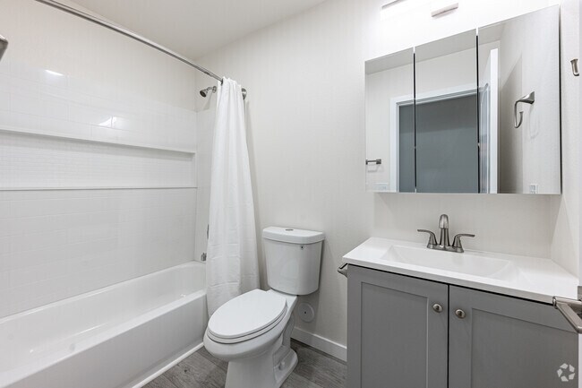 Estudio - 400 pies cuadrados - Baño - 11926 Bellflower Blvd