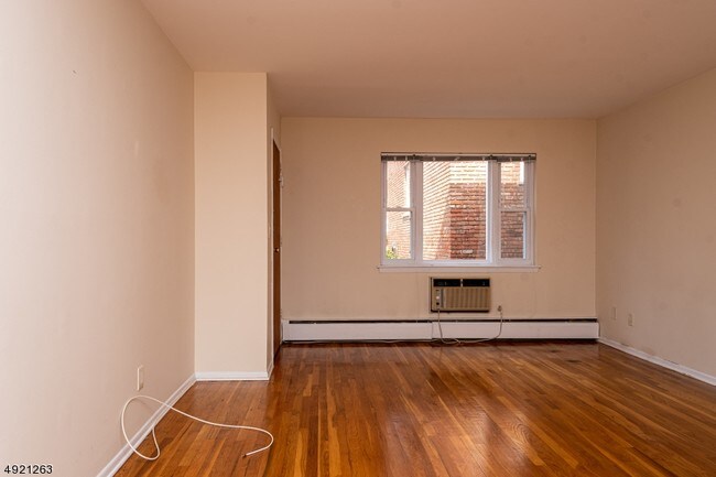 Building Photo - 79 Roseland Ave