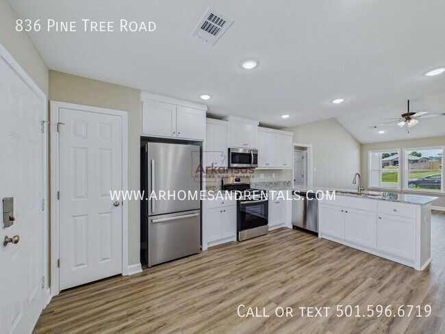 Foto del edificio - 836 Pine Tree Rd