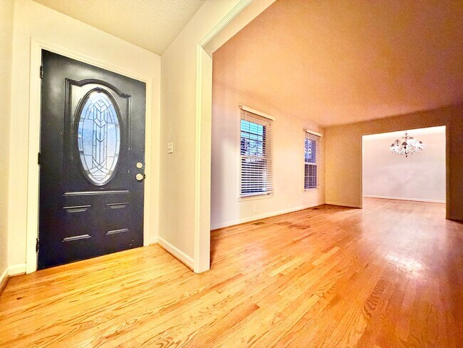 Foto del edificio - Charming Ranch with Fireplace, Two Living Areas & Large Lot – Minutes to Downtown