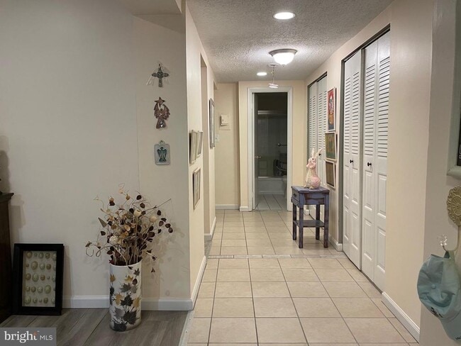 Building Photo - 6 Longstream Ct