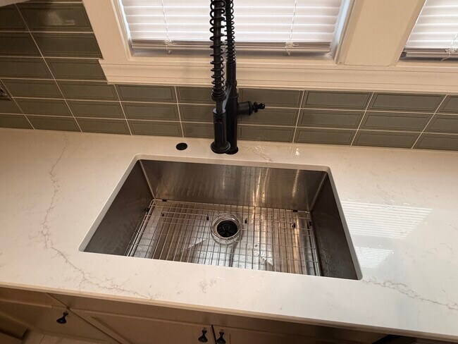 Foto del edificio - 77 Lovering Ave