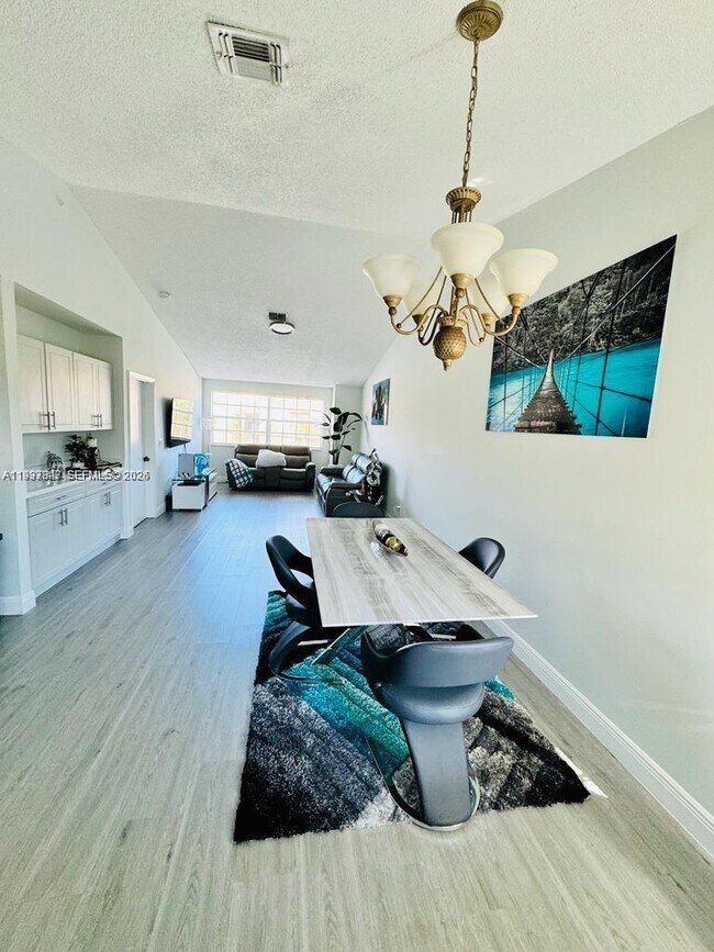 Foto del edificio - 18334 NW 68th Ave