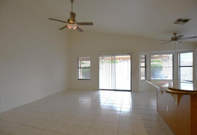 Foto del edificio - 1444 E Redfield Rd