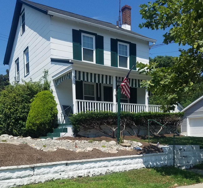 Building Photo - 305 3rd Ave
