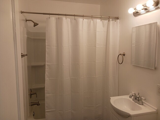 Baño - 124 Center St