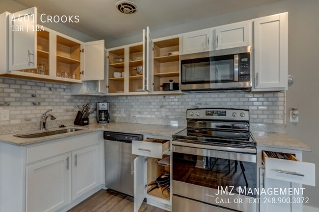 Building Photo - Beautifully Updated Ranch Style Unit In Ro...