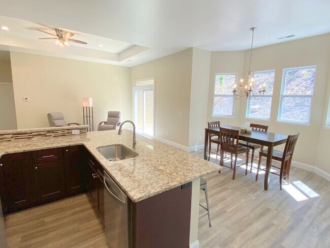 Foto del edificio - Laurel Park Spacious Home