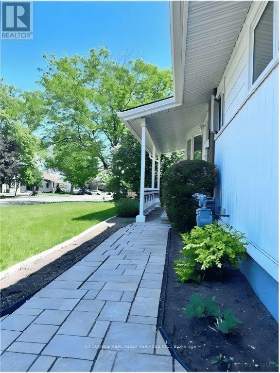 Photo du bâtiment - 8 Vanson Ave