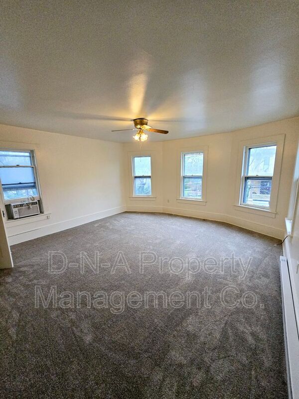 Building Photo - 557 Thomas St