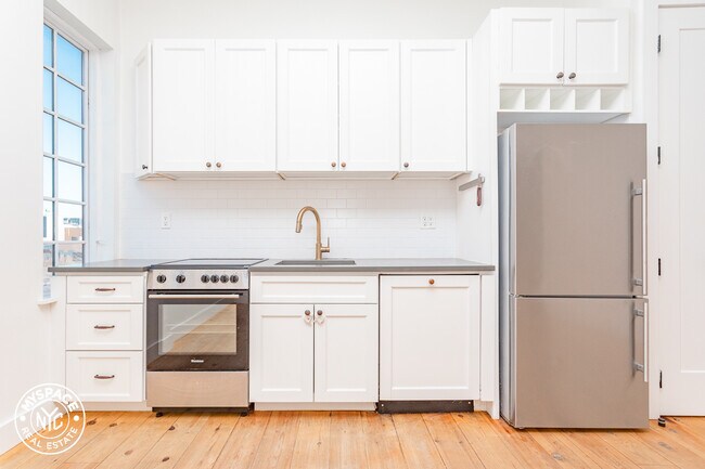 Foto del edificio - 271 Metropolitan Ave