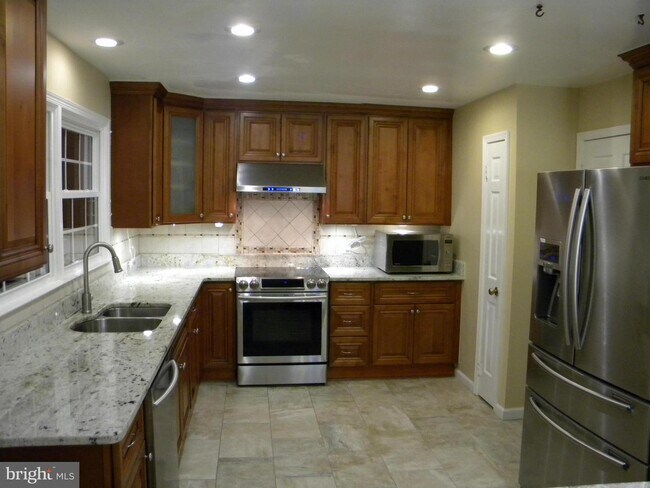 Foto del edificio - 1445 Laurel Hill Rd