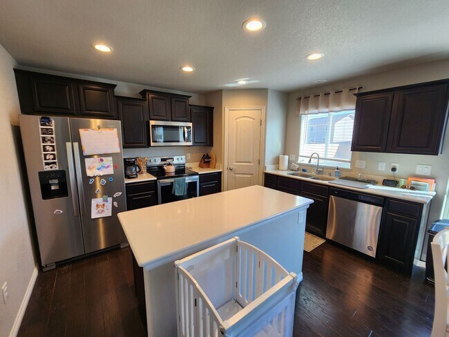 Foto del edificio - Beautiful 4-Bedroom Home in Lorson Ranch –...