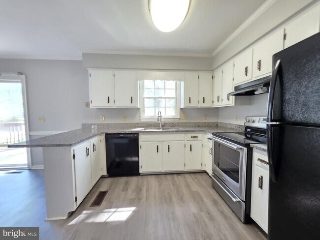 Building Photo - 830 Larch Way