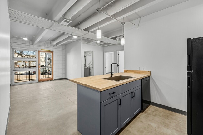 Photo - 415 S Weber St Apartment