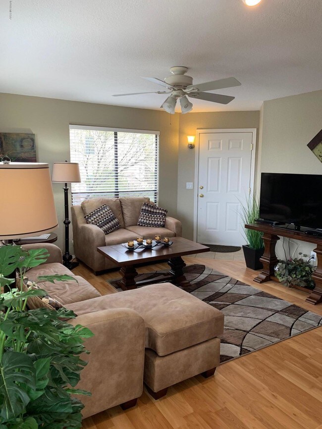 Foto del edificio - 6655 N Canyon Crest Dr