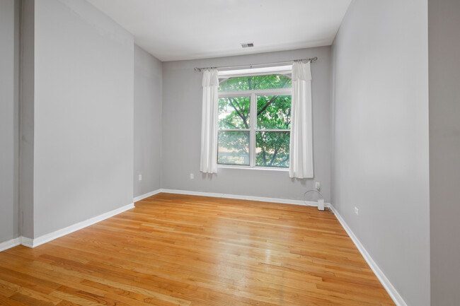 Foto del edificio - 1282 N Milwaukee Ave