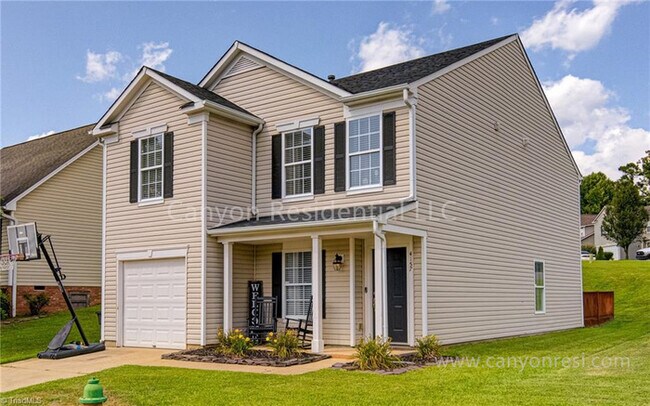 Building Photo - Beautiful 3b Room! Move in ready!