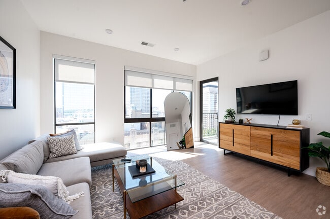 Modelo - 2 habitaciones, 2 baños - 1186 pies cuadrados - Sala de estar - Industry Indianapolis