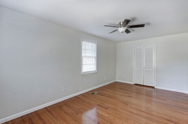 Foto del edificio - Renovated Three Bedroom House with large yard