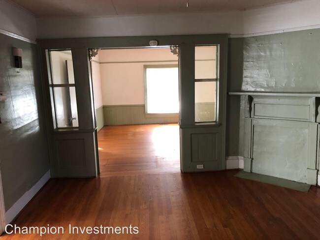 Building Photo - 2 br, 1 bath House - 210 W. King St.