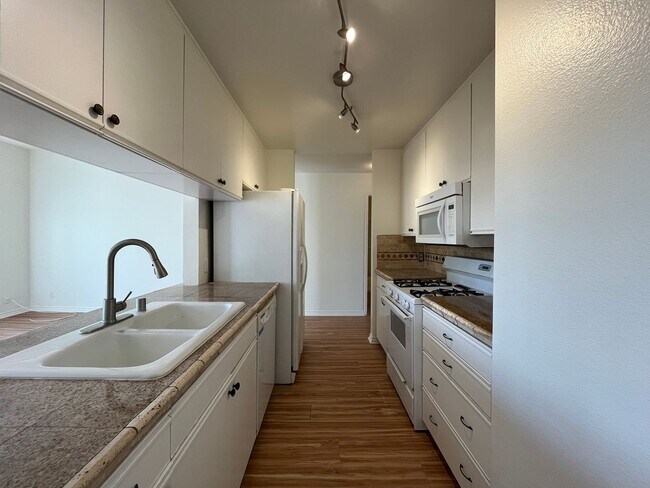 Foto del edificio - Upgraded 2+2 w/in-unit laundry + water + trash services included!