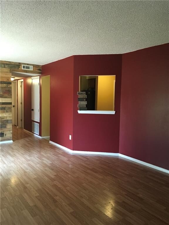 Building Photo - 1360 Walnut Pl