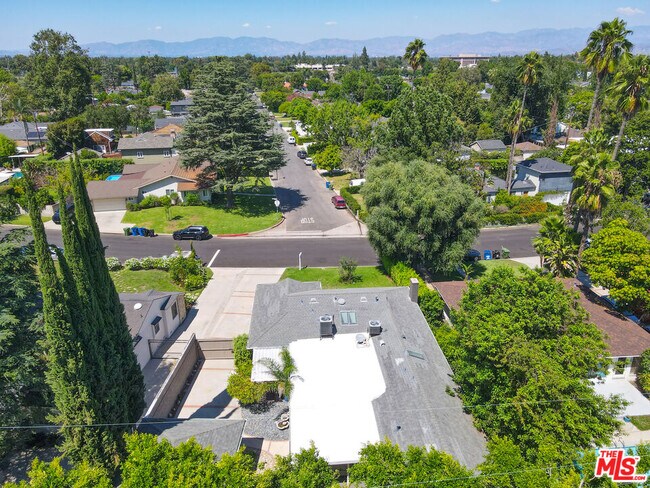 Building Photo - 13430 Valleyheart Dr