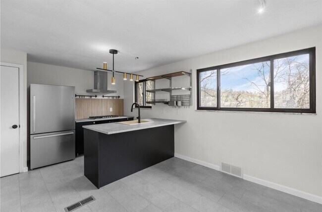 Foto del edificio - 548B Firethorne Dr