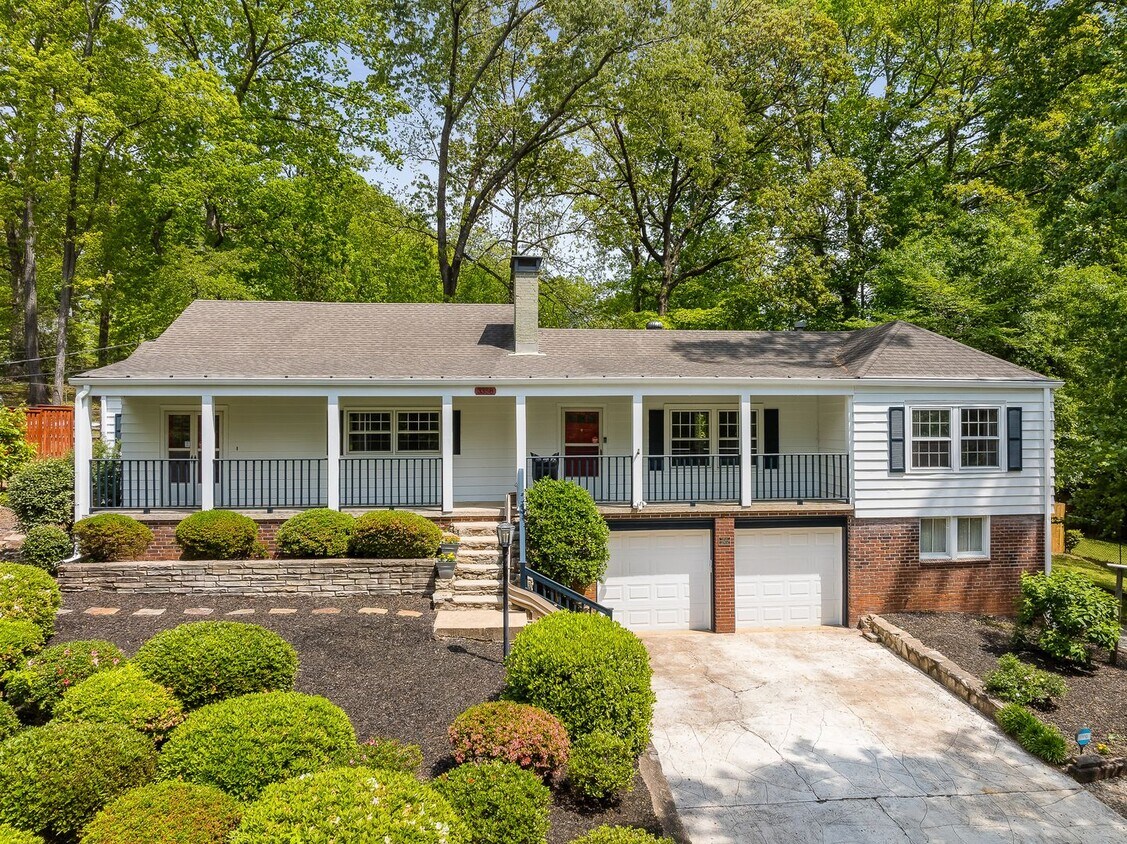 Primary Photo - Spacious 3/2 w/ 2-Car Garage Two Blocks fr...