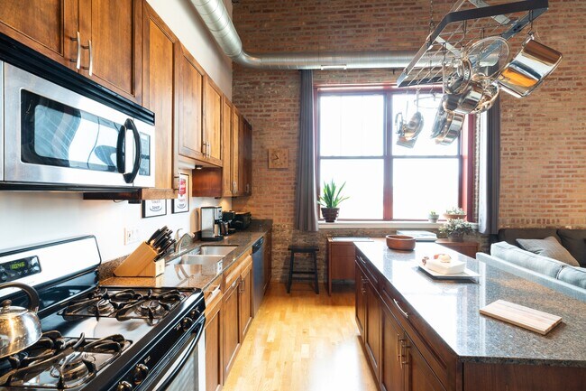 Building Photo - 1061 W 16th St