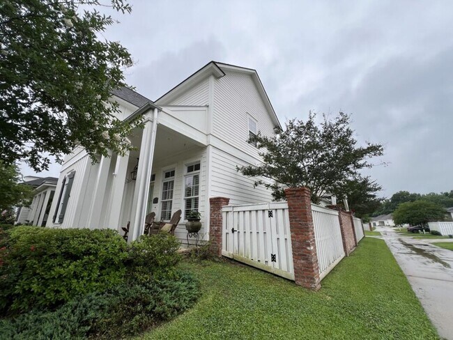 Foto del edificio - Luxury 4BR Home in Americana | 11 Ft Ceilings, Courtyard Living & Furnished Option