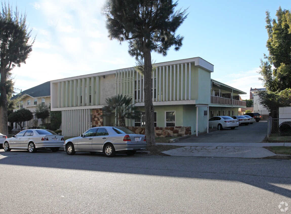 Foto principal - 1835 N Kenmore Ave
