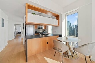 Building Photo - 550 W 45th St