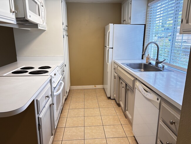 Foto del edificio - 3154 Country Club Dr