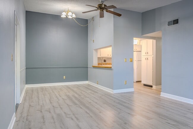 Building Photo - 8215 Sun Spring Cir