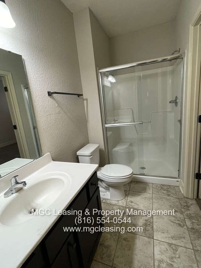 Building Photo - Eagle Creek Townhomes - Rare Interior townhome with basement - ask about our special!