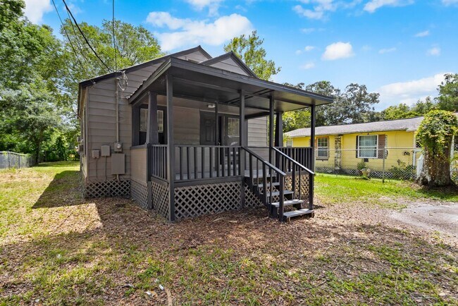 Foto del edificio - Spacious 3bdrm/1bath Home with large yard ...