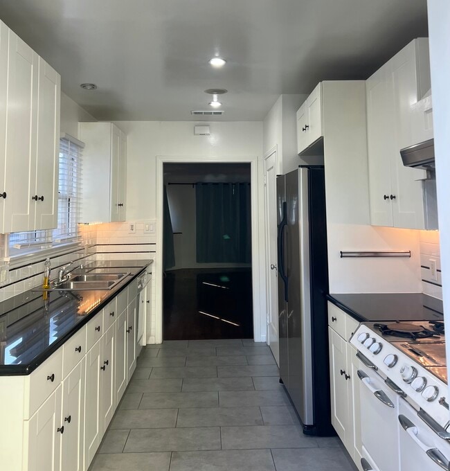 Full Kitchen - 1152 N Sycamore Ave
