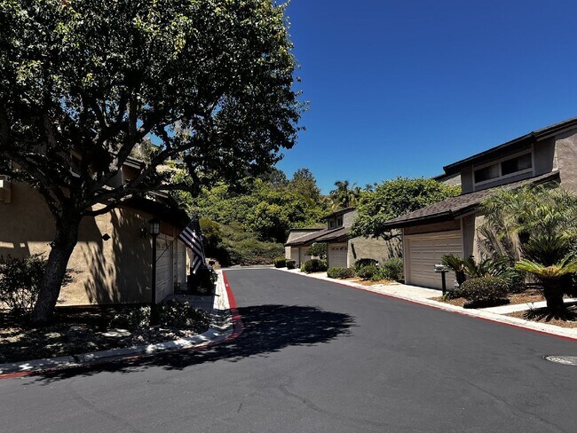 Foto del edificio - 4705 Birchwood Cir