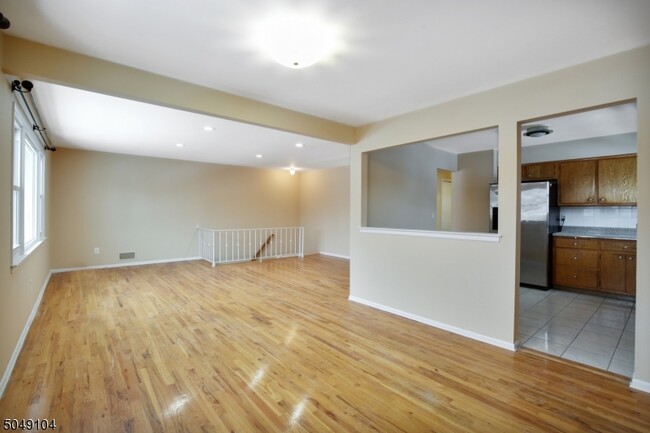 Building Photo - 263 Broughton Ave