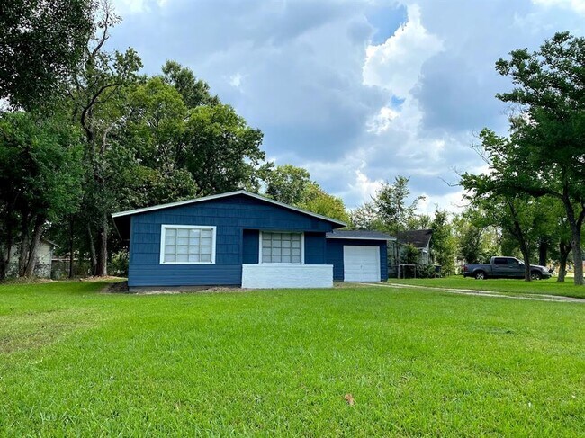 Building Photo - 3890 W Lynwood Dr