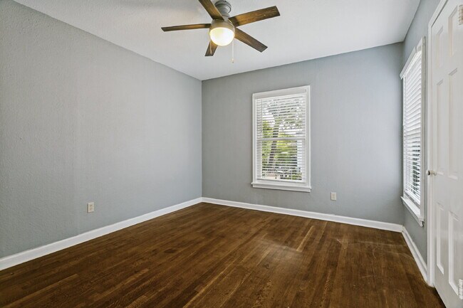 Building Photo - Charming 3-Bedroom Duplex in Desirable Arlington Heights!
