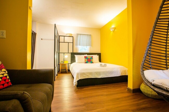 Building Photo - 706 E Stuart St