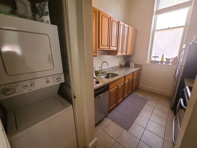 Building Photo - Spacious 2BR/1.5BTH w/ HW Floors, New Kitc...