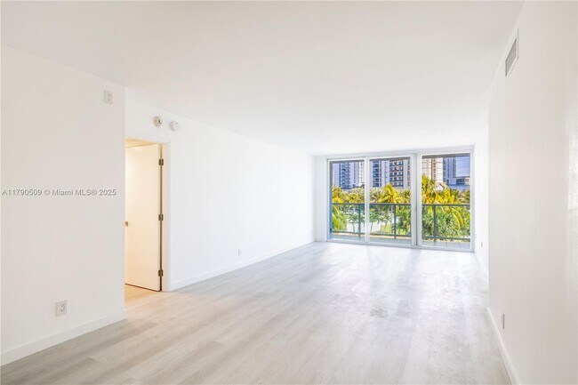 Foto del edificio - 100 Bayview Dr