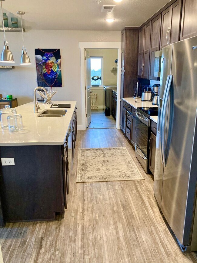 Foto del edificio - Spacious 3-Bed, 2-Bath Condo in the Desirable Rigden Farm Area